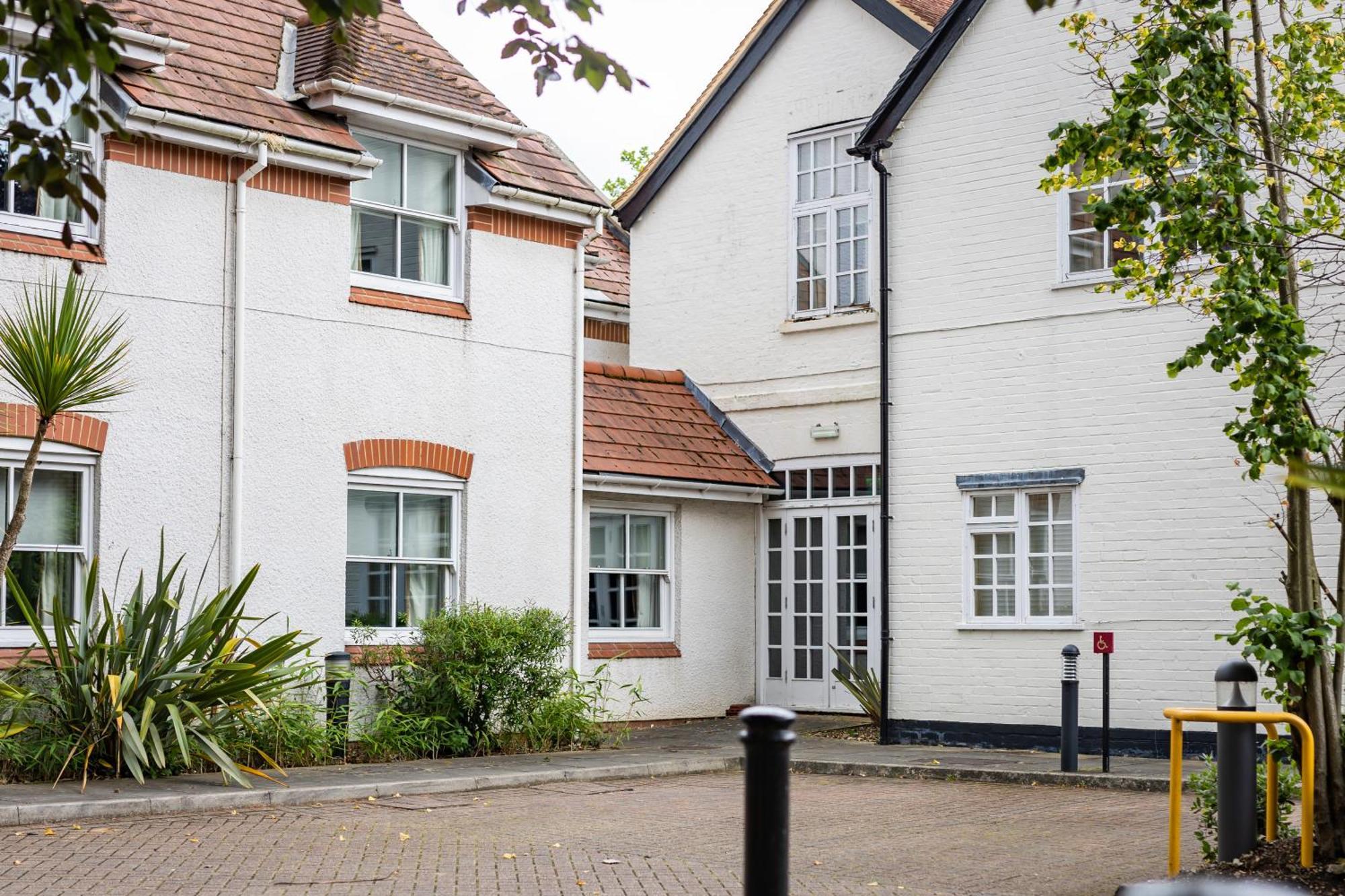 The Red Lion Hotel Hillingdon Exteriör bild
