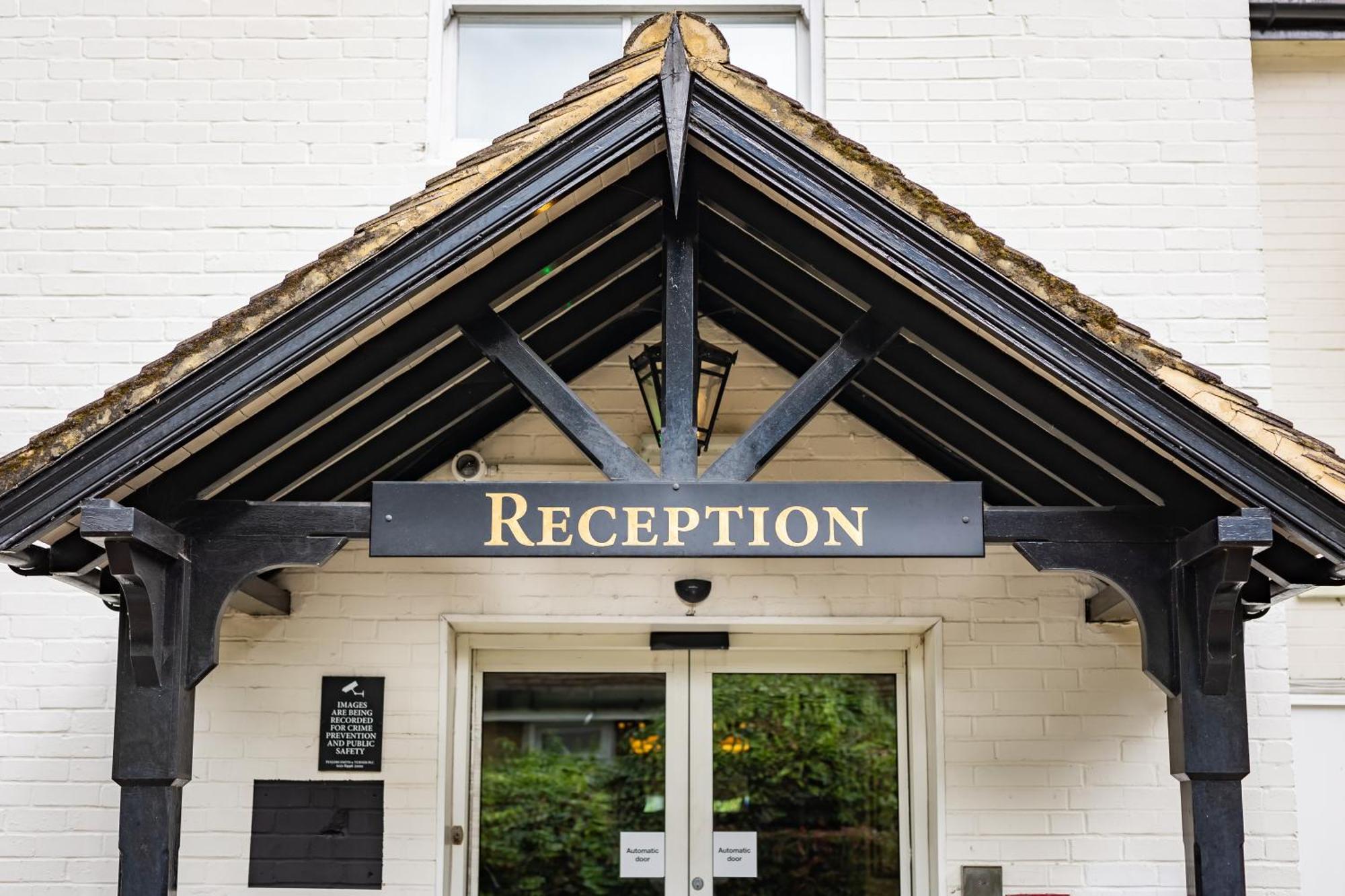 The Red Lion Hotel Hillingdon Exteriör bild
