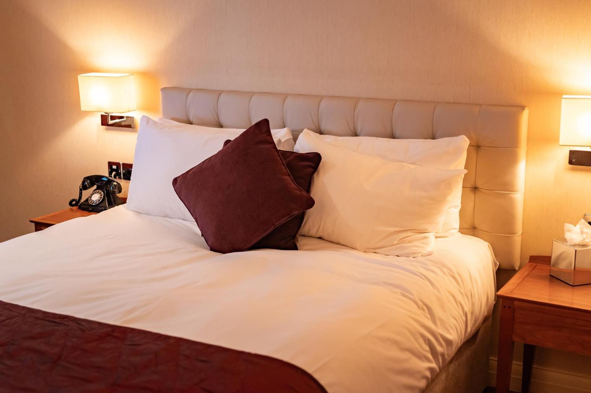 The Red Lion Hotel Hillingdon Exteriör bild