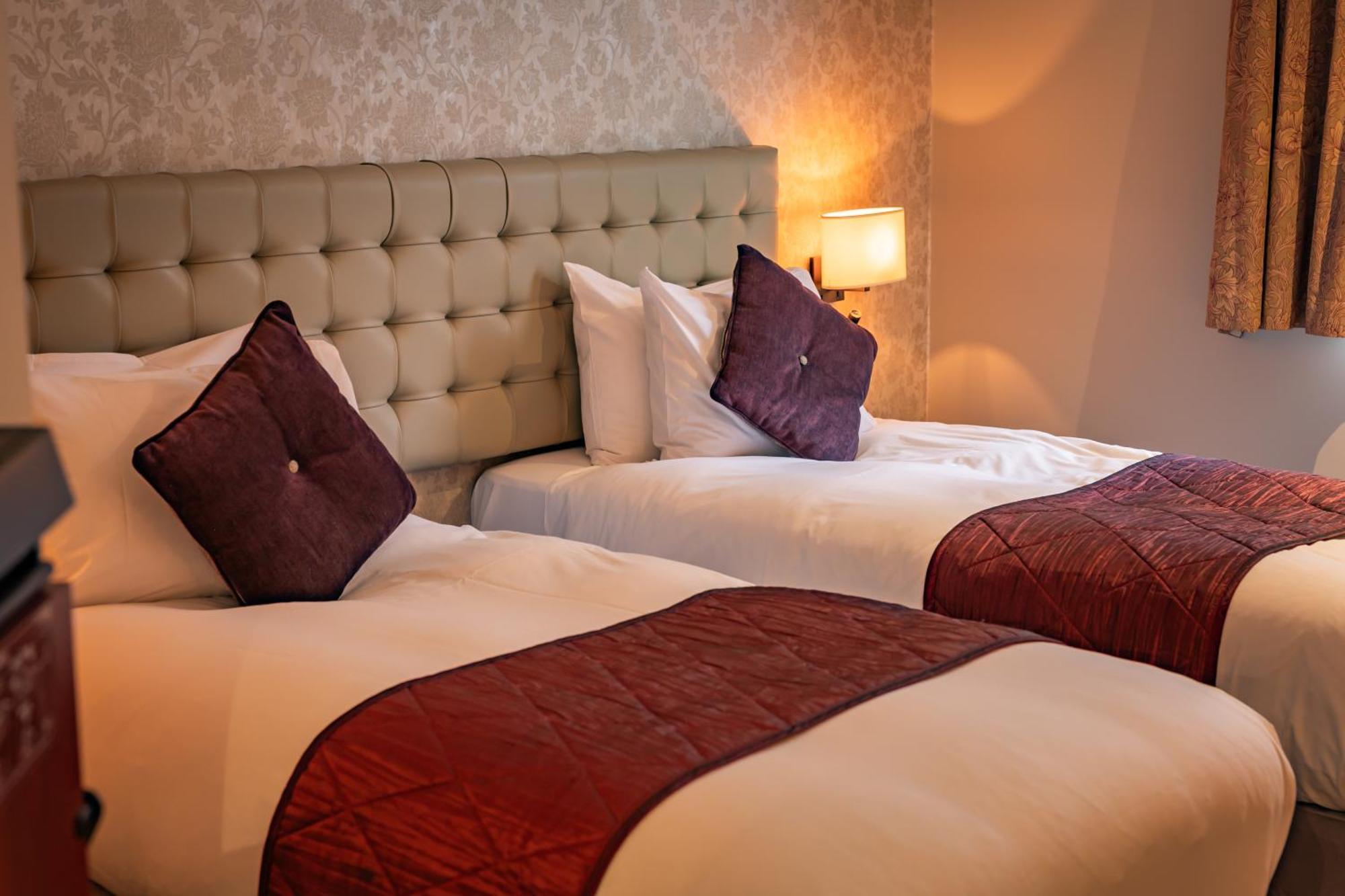 The Red Lion Hotel Hillingdon Exteriör bild