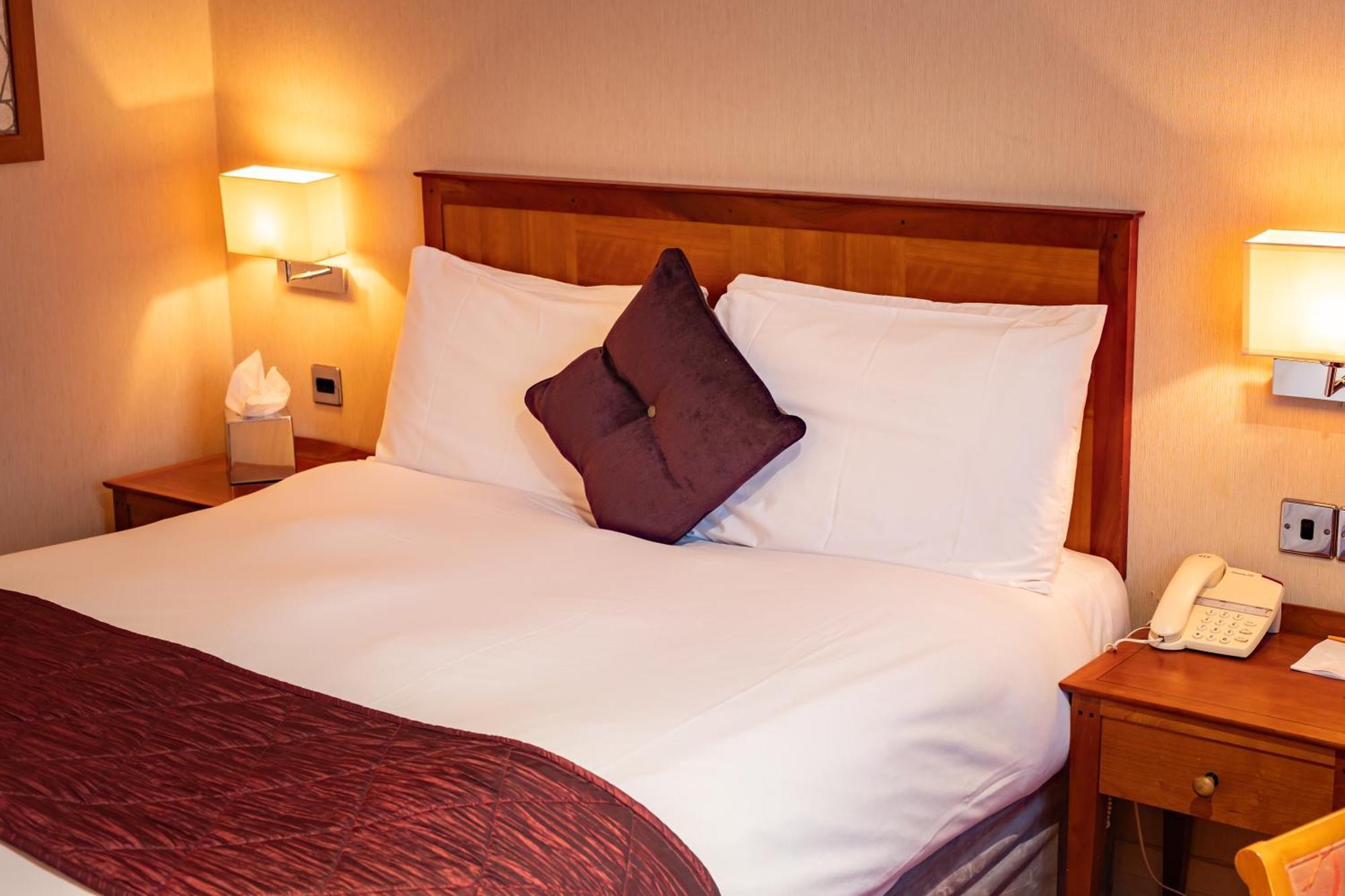 The Red Lion Hotel Hillingdon Exteriör bild