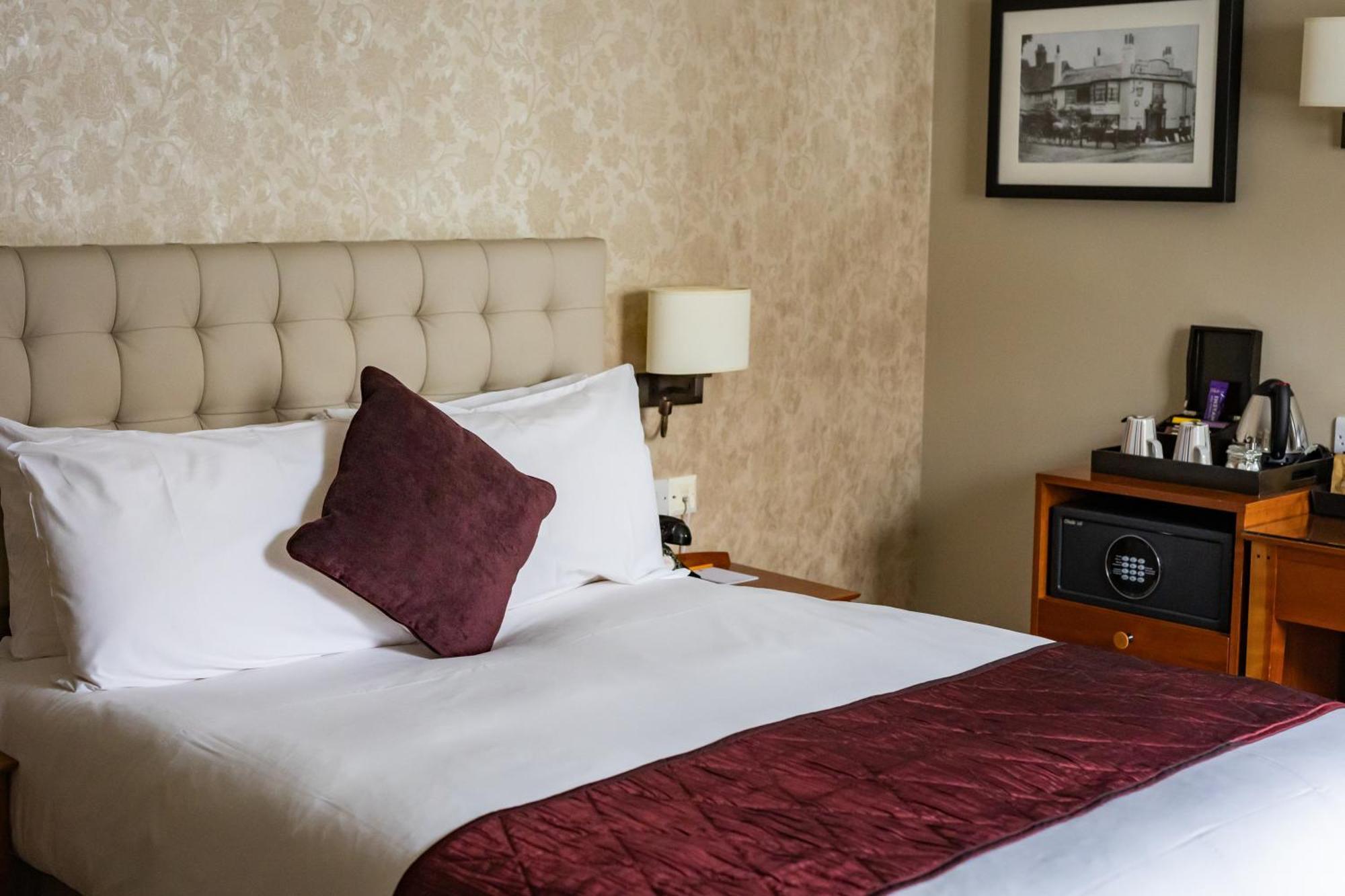 The Red Lion Hotel Hillingdon Exteriör bild